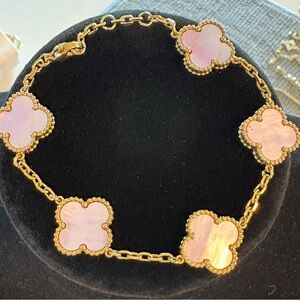 Gorgeous 15mm lavender, mother-of-pearl clovers in 18k plated bracelet chain!